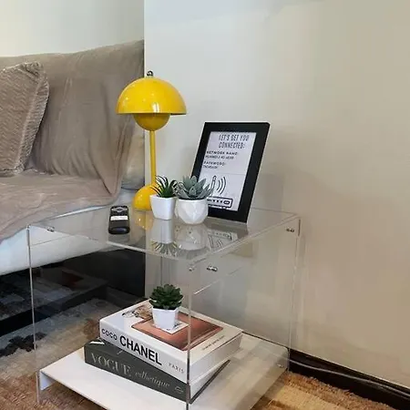 Studio At Makati Center With Fast Net, Netflix And 40In Tv Manila Exterior photo